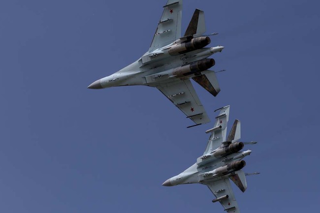 Two Russian Air Force Sukhoi Su-35 ''Flanker-E'' aircraft perform during the Aviadarts army games at Dyagilevo airbase near Ryazan, Russia. [File Photo: IC]