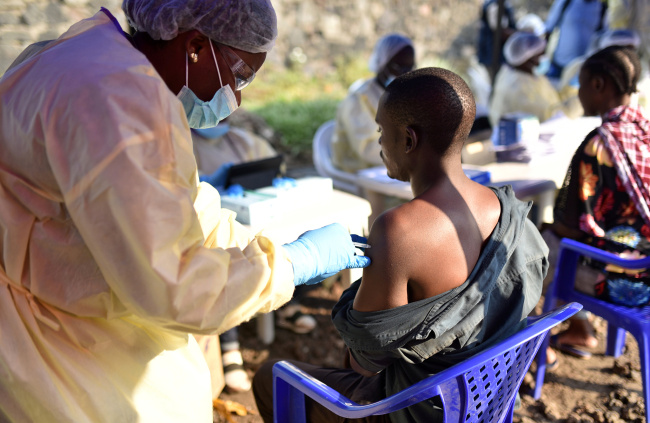 A Congolese health worker injects an ebola vaccine to a man at the Himbi Health Centre in Goma, Democratic Republic of Congo, July 17, 2019.[Photo: VCG]