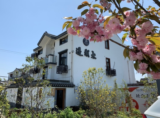 Lu Fengying’s café, a rare presence in China’s countryside, is popular with tourists coming from the cities during the peak tourist season. [Photo: courtesy of Wangting Town]