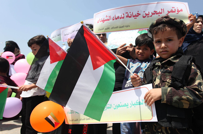 Palestinian supporters of the Islamic Jihad movement take part in a protest against the Bahrain economic workshop, in Beit Lahia in the northern Gaza Strip, June 25, 2019. [Photo: IC/APA Images via Zuma Wire/Mahmoud Ajjour]