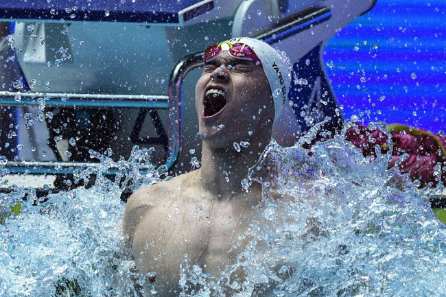 China's Sun Yang celebrates after winning the final of the men's 400m freestyle event during the swimming competition at the 2019 World Championships at Nambu University Municipal Aquatics Center in Gwangju, South Korea, on July 21, 2019. [Photo: VCG]