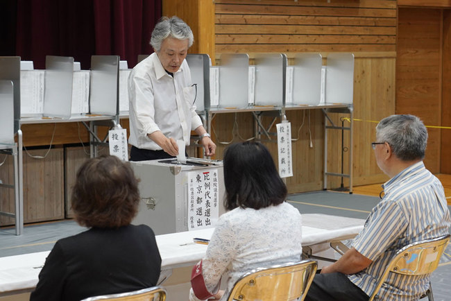 A voter casts his ballot for the House of Councilors election at a polling station in Tokyo, Japan, July 21, 2019. Voting began on Sunday morning in a Japanese House of Councilors election whose key issues include whether to revise the country's constitution. [Photo: Jiji Press/Morio Taga]