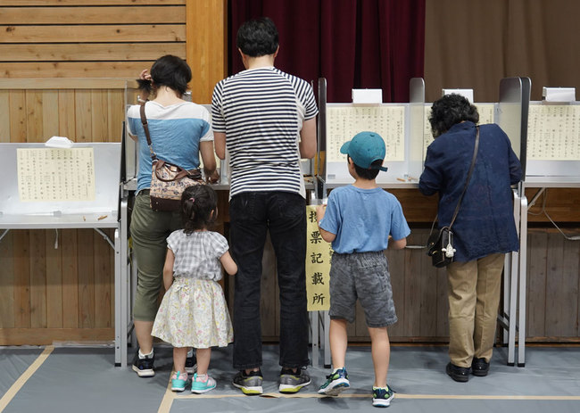 Voters cast their ballots for the House of Councilors election at a polling station in Tokyo, Japan, July 21, 2019. [Photo: Jiji Press/Morio Taga]