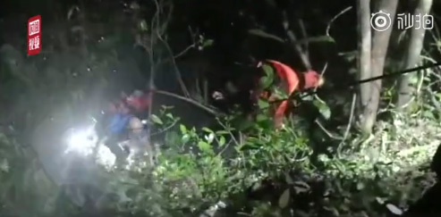 Screen shot from Sina Weibo shows firefighters rescuing the trapped hikers in a mountainous area in Gaohu Town in the city of Yichun, Jiangxi Province. [Photo: China Plus]