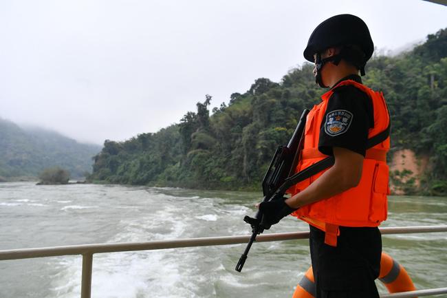 A Chinese police officer taking part in the 79th Mekong River joint patrol, led by China, Laos, Myanmar, and Thailand, on patrol from Guanlei Port in southwest China's Yunnan Province on February 29, 2019. [File Photo: VCG]