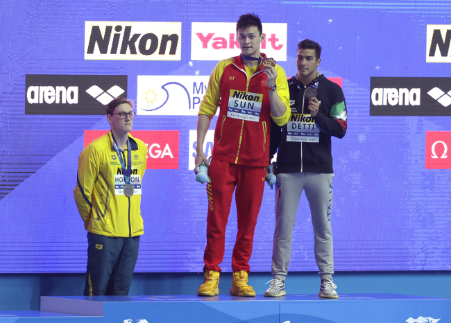 Silver medalist Australia's Mack Horton (L) refuses to stand on the podium with gold medalist China's Sun Yang (C) and bronze medalist Italy's Gabriele Detti after the men's 400m freestyle final at the World Swimming Championships in Gwangju, South Korea, Sunday, July 21, 2019. [Photo: AP via VCG]