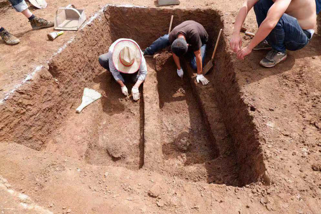 In this undated photo, Chinese archaeologists excavate one of the 38 ancient tombs dating back to the Qing Dynasty (1644-1911) in Shenyang city, northeast China's Liaoning Province. [Photo: IC]