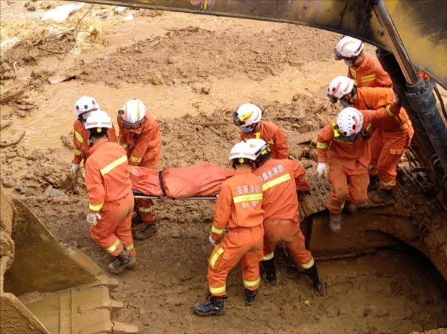 In this photo taken on Friday, July 26, 2019, rescuers recover the body of a person killed in a landslide in Shuicheng County in southwest China's Guizhou Province on Tuesday.[Photo: IC]
