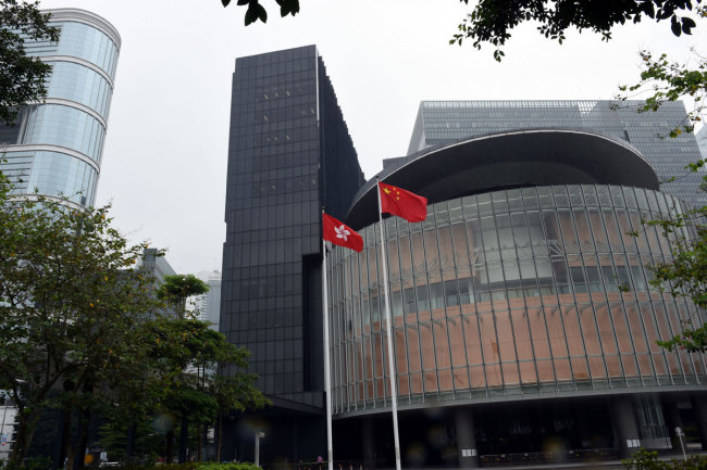 National flag of China and the regional flag of Hong Kong SAR fly in front of HKSAR Government Headquarters. [File photo: IC]