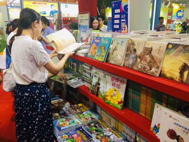 Readers select books at the 29th National Book Expo in Xi'an, capital of northwest China's Shaanxi province on July 27, 2019. [Photo: China Plus]