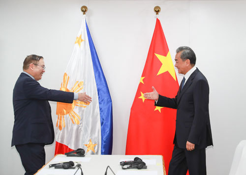 Chinese State Councilor and Foreign Minister Wang Yi (R) meets with Philippine Foreign Secretary Teodoro Locsin on Tuesday, Bangkok, Thailand, July 30, 2019. [Photo: fmprc.gov.cn]