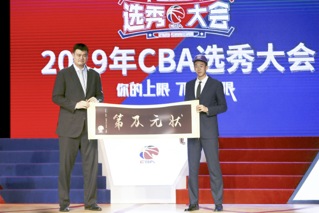Chinese Basketball Association President Yao Ming (L) poses photo with 2019 CBA Draft first overall pick Wang Shaojie at the Draft ceremony in Shanghai on Jul 29, 2019. [Photo: IC]