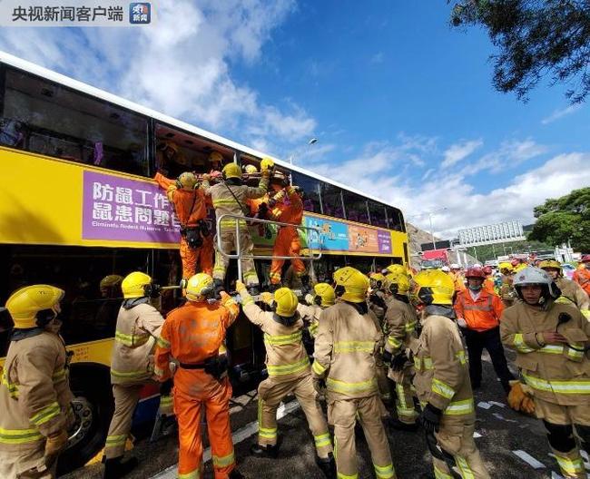 Rescuers work at the site after two double-decker buses collided just outside the Tai Lam Tunnel in Hong Kong Special Administrative Region on July 30, 2019. [Photo: cctv.com]