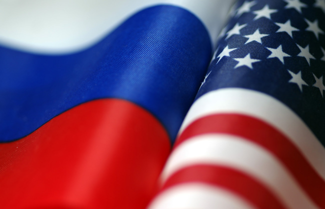 National flags of Russia and the United States. [File Photo: IC]