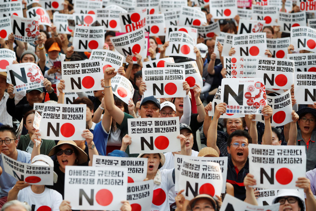 South Korean people chant slogans during an anti-Japan rally near the Japanese embassy in Seoul, South Korea, August 3, 2019. [Photo: Reuters via VCG/Kim Hong-Ji]