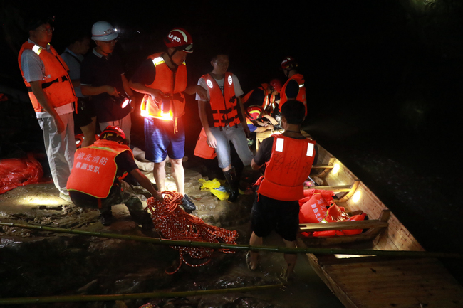 Chinese rescuers search for victims and survivors after a flash flood caused by downpour,in Hefeng county, Hubei province, 5 August 2019. [Photo: IC]