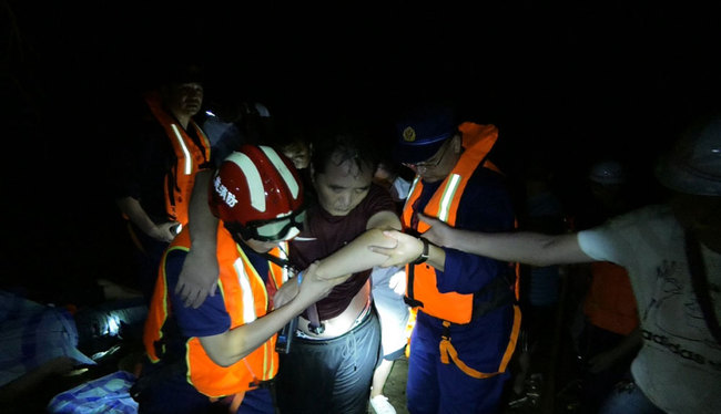 Rescuers search for victims and survivors after a flash flood caused by downpour in Hefeng County, Hubei Province on August 5, 2019. [Photo: IC]