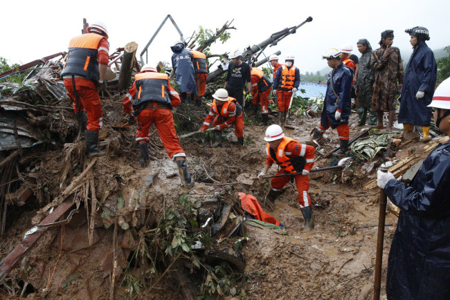 Rescuers search for victims after a landslide near Mottama, Mon State, Myanmar, 10 August 2019. [Photo: IC]<br>