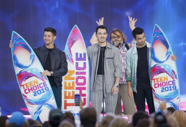 Nick Jonas (from left), Kevin Jonas and Joe Jonas accept the Decade award at the Teen Choice Awards on Sunday, Aug. 11, 2019, in Hermosa Beach, Calif. [Photo:IC]