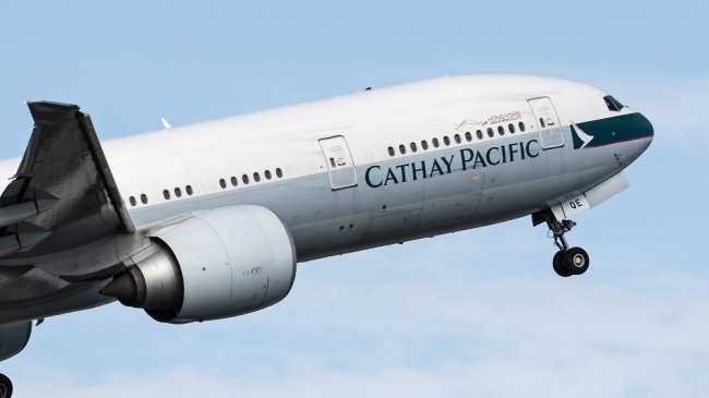 A Cathay Pacific Airways Boeing 777-300ER (B-KQE) wide-body jet airliner airborne after take-off. [File Photo: IC]