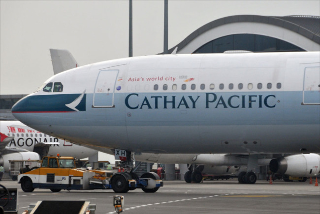 A jet plane of Cathay Pacific Airways is being towed at the Hong Kong International Airport in Hong Kong, China, October 28, 2012. [File Photo: IC]