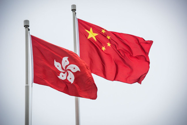 Flags of the People's Republic of China and Hong Kong Special Administrative Region flutter in Hong Kong. [File photo: IC]