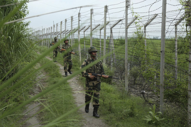 India's Border Security Force (BSF) soldiers patrol near the India Pakistan border fencing at Garkhal in Akhnoor, about 35 kilometers (22 miles) west of Jammu, India, Tuesday, Aug.13, 2019. [Photo: IC]<br>
