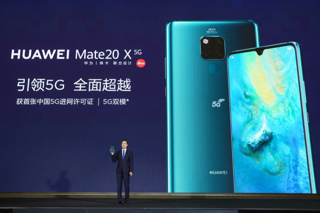 He Gang, who presides over Huawei's mobile phone business, introduces Huawei's first commercial 5G mobile phone – the Mate 20X (5G) - in Shenzhen, Guangdong Province on July 26, 2019. [File Photo: IC]