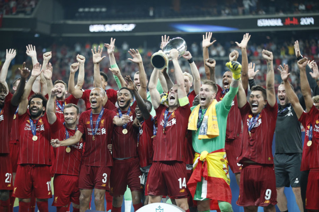 Liverpool's captain Jordan Henderson, center, raises the trophy to celebrate with teammates after winning the UEFA Super Cup soccer match between Liverpool and Chelsea, in Besiktas Park, in Istanbul, on Aug 14, 2019. [Photo: IC]