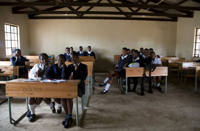 A 12th grade class at Khabazela High School pose for a picture in their classroom in eMbo, west of Durban, South Africa, September 23, 2015. [File Photo: VCG]