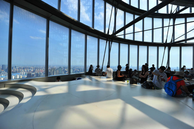 People stroll and read books in Duoyun Bookstore on the 52th floor, 239 meters above the ground, on opening day in Shanghai, China, August 12, 2019. [Photo: IC]