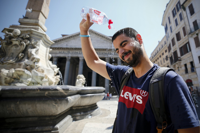 A visitor cools off at a fountain at the Pantheon in Rome, Italy. [File Photo: LaPresse via ZUMA Press via IC]