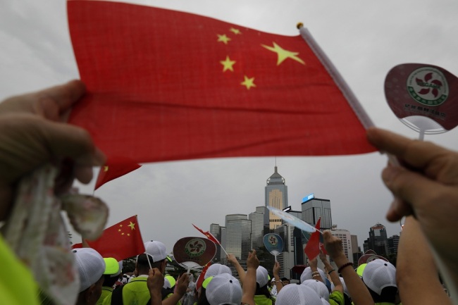 People wave a Chinese national flag to support police and anti-violence during a rally in Hong Kong Saturday, Aug. 17, 2019. [Photo: IC]