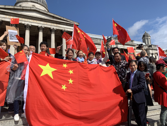 People gather in Trafalgar Square in London to support Hong Kong police and oppose violence in the city on August 18, 2019. [Photo: China Plus]