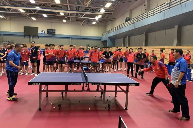 Chinese and US table tennis players and coaches train together at the University of California in Los Angeles, US on Aug 18, 2019. [Photo: VCG]