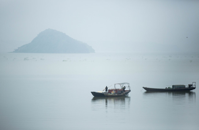 Fishermen prepare for fishing in China's largest freshwater lake, Poyang Lake in eastern China's Jiangxi Province, June 20, 2019.[File Photo: VCG]