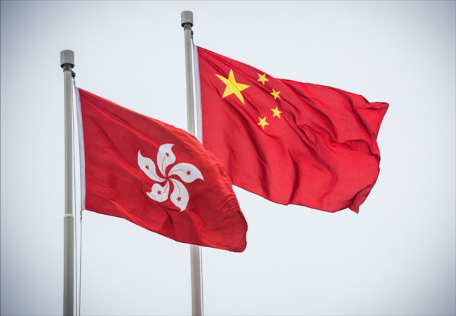 The Chinese national flag and the flag of the Hong Kong Special Administrative Region flutter in Hong Kong. [File photo: IC]