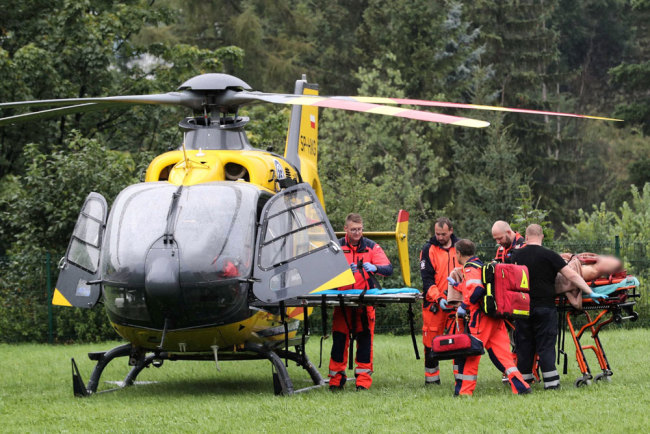 Injured tourists are transported to the hospital in Zakopane, Poland, August 22, 2019. A group of tourists was struck by lightning on the peak Giewont in Tatra Mountains near Zakopane. [Photo: EPA via IC/Grzegorz Momot]
