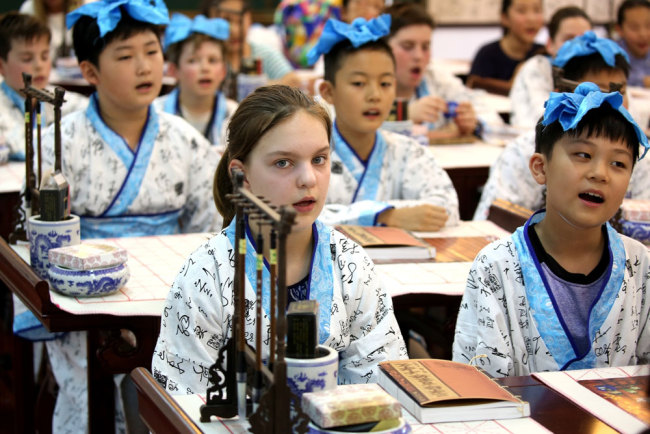 Australian students attend a Chinese language class at a prime school in Huaibei City, Anhui Province on September 19, 2017. [File photo: IC]
