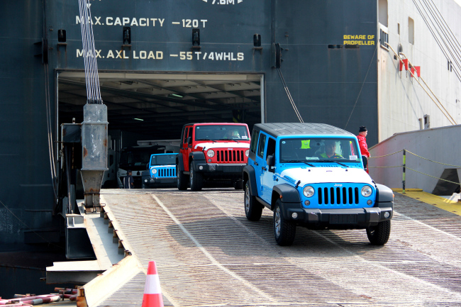 44 American-made Jeep Wranglers worth nearly 30 million U.S. dollars entering the Chinese market via a port in Guangzhou, December 5, 2017. [Photo: VCG]