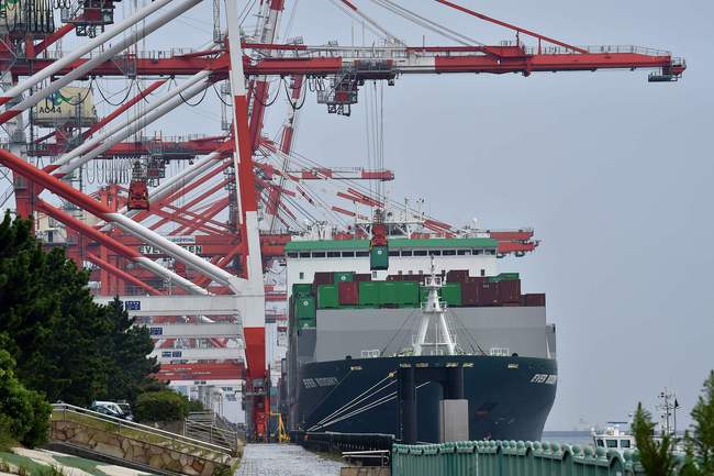 A crane unloads a container from a cargo ship at the international cargo terminal at the port in Tokyo on August 19, 2019. [File Photo: VCG/AFP/Kazuhiro Nogi]