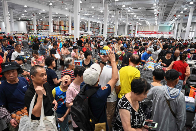 Tens of thousands of consumers flood into the first Costco outlet in China, on the store’s opening day in Shanghai on August 27, 2019. [Photo: VCG]