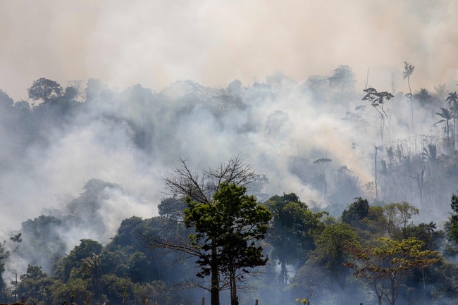 Smokes rises from forest fires in Altamira, Para state, Brazil, on August 27, 2019. [Photo: JOAO LAET/AFP via VCG]