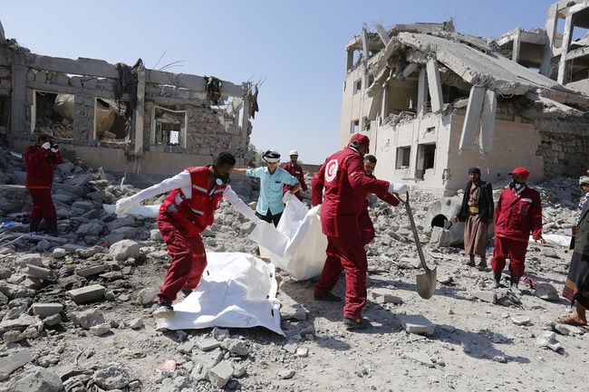 Yemeni Red Crescent staffers carry the body of a detainee from the rubble at a detention centre after it was hit by alleged Saudi-led airstrikes in Dhamar, Yemen, September 01, 2019. [Photo: EPA via IC/YAHYA ARHAB]