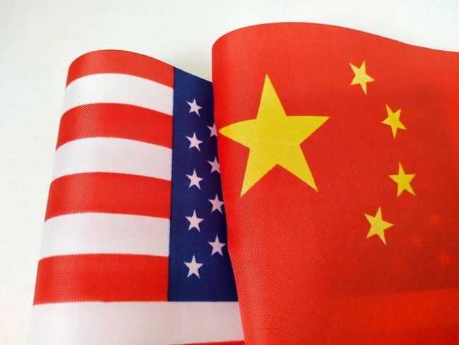 National flags of China and the United States. [Photo: IC]