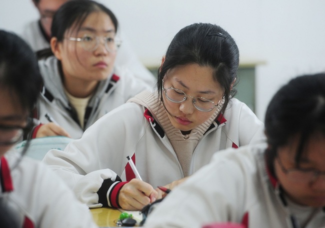 Chinese students prepare for the annual college entrance examination, also known as Gaokao, at Xinhua Middle School in Yangzhou city, east China's Jiangsu province, May 6, 2019. [File Photo: IC]