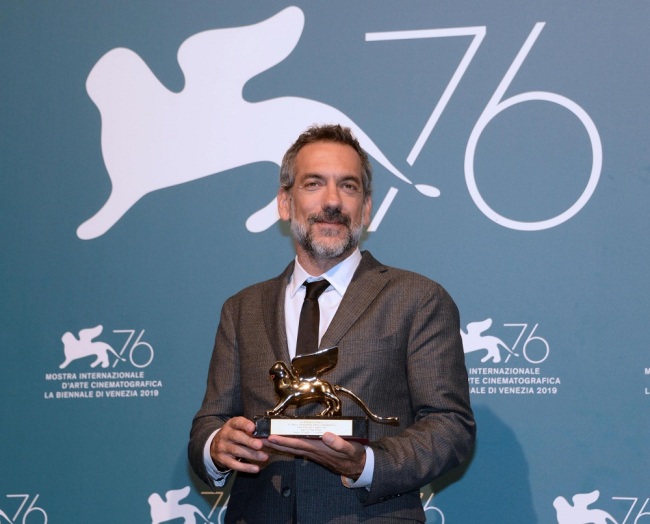 US director Todd Phillips holds the Golden Lion award for the movie 'Joker' during the award winners photocall of the 76th annual Venice International Film Festival, in Venice, Italy, September 07, 2019. [Photo: EPA via IC/ANDREA MEROLA]