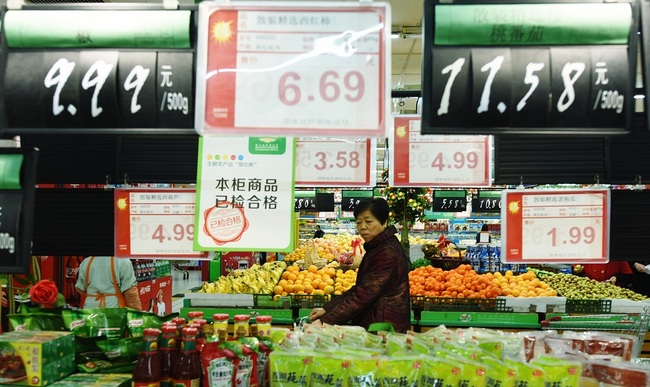 A Chinese customer is shopping at a supermarket in Hangzhou City, east China's Zhejiang Province. [File Photo: IC]