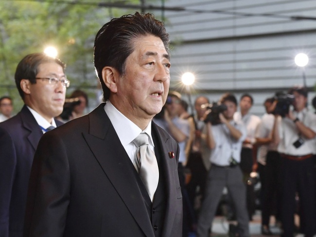 Japan's Prime Minister Shinzo Abe leaves from the prime minister's office in Tokyo on September 11, 2019. [Photo: Yomiuri Shimbun via IC]