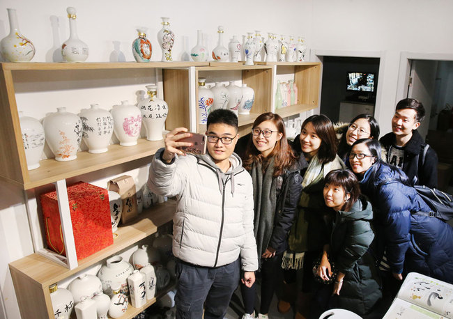 Students from Hong Kong and Macao take a selfie during a visit in Nantong, Jiangsu Province on December 24, 2018. [File photo: IC]